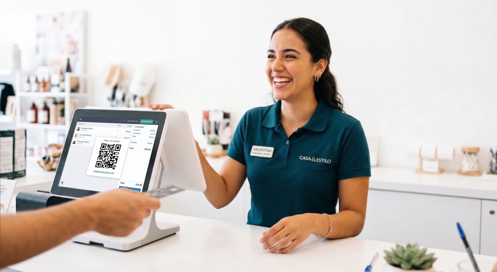 Cajera sonriente cobrando con WillSoftPOS: el cliente paga con QR o tarjeta en el mostrador